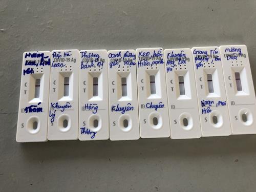 Viên chức Quản lý, giáo viên, nhân viên trường mầm non Quài Cang thực hiện xét nghiệm SARS - CoV-2 trước khi quay trở lại trường học sau tết Nguyên Đán Nhâm Dần